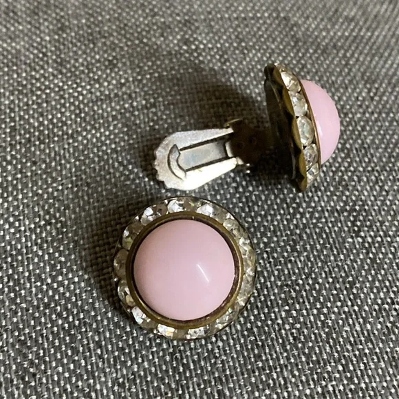 Vintage Elegant Pink Clip-on Earrings - Picture 3 of 3